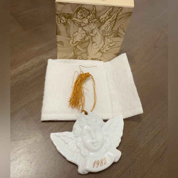 Avon 1982 Christmas Remembrance Ceramic Angel ornament dated in 14k gold - Picture 1 of 6